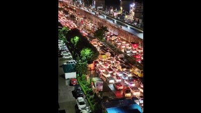 Traffic congestion on Faizabad Road on Tuesday night, heavy rain. (HT Photo) Traffic congestion on Faizabad Road on Tuesday night, heavy rain. (HT Photo)