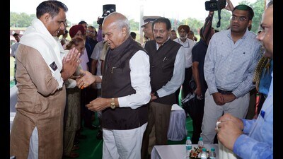 UT administrator Banwarilal Purohit honouring family members of freedom fighters at Tiranga Park, Sector 17, Chandigarh. (Keshav Singh/HT)