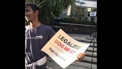 Bengaluru man holding up a placard. (X/@Bruisedwayneee) Bengaluru man holding up a placard. (X/@Bruisedwayneee)