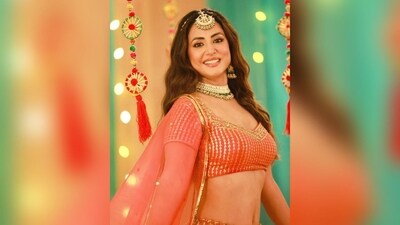 For her glam make-up look, Hina went for a smoky eye shadow look with mascara-coated lashes, winged eyeliner, darkened eyebrows, contoured cheeks and a shade of glossy orange lipstick, (Instagram/@realhinakhan)
