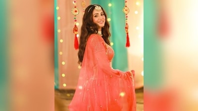 She styled her long, lush tresses into wavy curls and left them open at the centre, cascading beautifully down her shoulders to complete her stunning ethnic look. (Instagram/@realhinakhan)