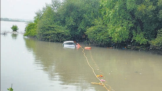 Anamika story Thane, India - August, 23, 2023: 20 years old Mandip Shilpkar saved a 25 years old man from creek who was trying to commit suicide in Thane on Tuesday .Thane, in Thane, in Mumbai, India, on,Wednesday, August, 23, 2023. ( Praful Gangurde / HT Photo )