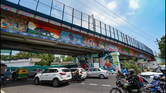Murals painted on a railway bridge across the Ring Road, ahead of the G20 Summit in the city. (Sanchit KHanna/HT Photo)