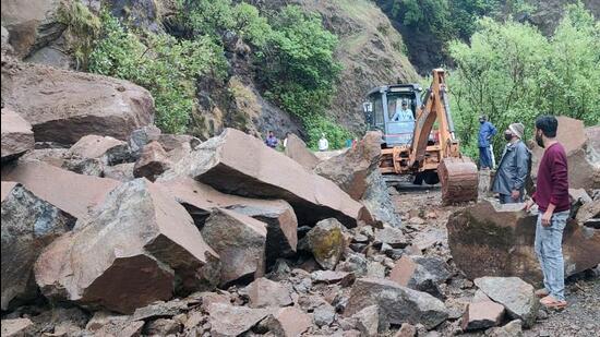 Pune district collector Rajesh Deshmukh on Wednesday issued a notification allowing all types of vehicles on Varandha Ghat Road (REPRESENTATIVE IMAGE)