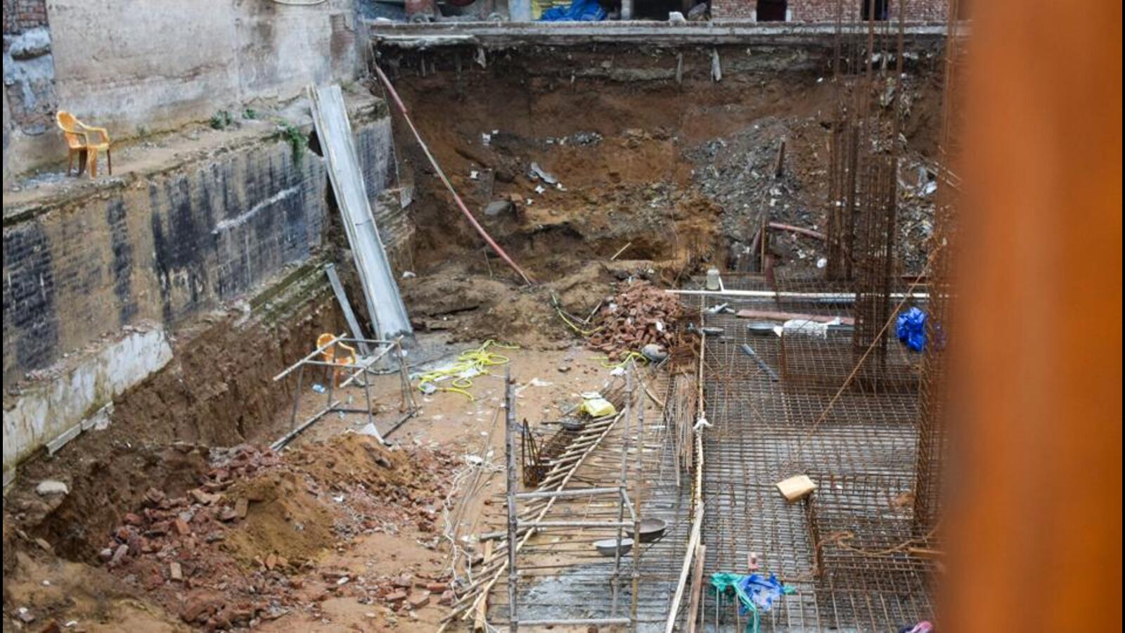 Wall collapse at Okhla construction site, two killed - Vimarsana News