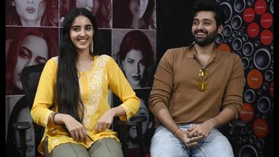 Actors Simrat Kaur and Utkarsh Sharma during their visit to Hindustan Times office in Lucknow on Thursday. (HT Photo)