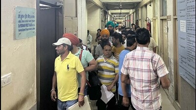 Applicants waiting outside the RTA office in Mini Secretariat in Ludhiana on Thursday. (HT Photo) Applicants waiting outside the RTA office in Mini Secretariat in Ludhiana on Thursday. (HT Photo)