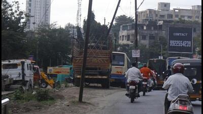 MSEDCL has deputed a nodal officer to oversee electrical works of Katraj-Kondhwa road widening project, and 50 personnel have been assigned to manage traffic. (RAVINDRA JOSHI/HT) MSEDCL has deputed a nodal officer to oversee electrical works of Katraj-Kondhwa road widening project, and 50 personnel have been assigned to manage traffic. (RAVINDRA JOSHI/HT)