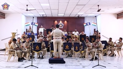 Khaki Studio performing a rendition of Sare Jagan Se Achha. (X/@MumbaiPolice) Khaki Studio performing a rendition of Sare Jagan Se Achha. (X/@MumbaiPolice)