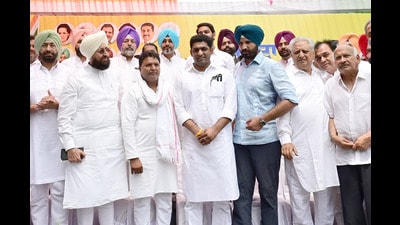 Newly appointed Youth Congress president Mohit Mohindra took charge at the party headquarters here on Thursday in the presence of Punjab Congress chief Amarinder Singh Raja Warring and Indian Youth Congress (IYC) national president Srinivas BV Newly appointed Youth Congress president Mohit Mohindra took charge at the party headquarters here on Thursday in the presence of Punjab Congress chief Amarinder Singh Raja Warring and Indian Youth Congress (IYC) national president Srinivas BV