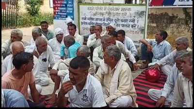 People sitting on a dharna outside Ateli police station in Mahendragarh on Thursday. (HT photo) People sitting on a dharna outside Ateli police station in Mahendragarh on Thursday. (HT photo)