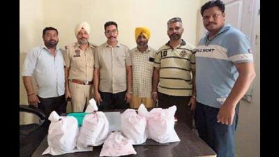 Security personnel after recovering 3.2kg of heroin from Hussainiwala border in Ferozepur district on Thursday. (HT Photo)