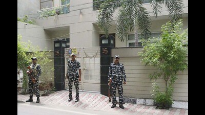 Security personnel deputed outside the house of former Congress minister Bharat Bhushan Ashu in Ludhiana on Thursday. (Gurpreet Singh/HT) Security personnel deputed outside the house of former Congress minister Bharat Bhushan Ashu in Ludhiana on Thursday. (Gurpreet Singh/HT)