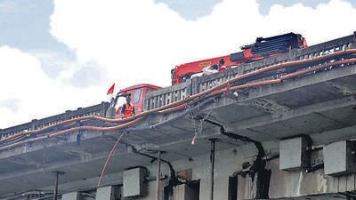 Thane, India - August, 24, 2023: The work of repairing the Saket bridge in Thane has been undertaken by the State Road Development Corporation and as one-way traffic is going on for this, there was a traffic jam on the Mumbai-Nashik highway on Thursday. , in Mumbai, India, on,Thursday, August, 24, 2023. ( Praful Gangurde / HT Photo ) Thane, India - August, 24, 2023: The work of repairing the Saket bridge in Thane has been undertaken by the State Road Development Corporation and as one-way traffic is going on for this, there was a traffic jam on the Mumbai-Nashik highway on Thursday. , in Mumbai, India, on,Thursday, August, 24, 2023. ( Praful Gangurde / HT Photo )