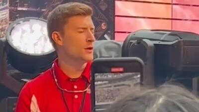Security guard sings his heart out to Taylor Swift, Gets fired for asking for photos (Alisa Maloney/TikTok) Security guard sings his heart out to Taylor Swift, Gets fired for asking for photos (Alisa Maloney/TikTok)