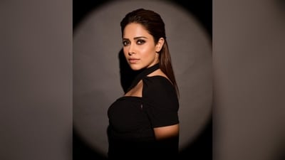 Assisted by makeup artist, Vardan Nayak, Nushrratt adorned the smoky eyeshadow look with mascara lashes, smudged eyeliner, stroke of kajal, contoured cheeks with loads of highlighter and a shade of nude lipstick. (Instagram/@nushrrattbharuccha)
