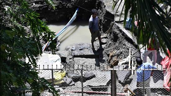 Mehrotra said that people were badly shaken by the mishap. Sudipta Sarkar, a resident of Building No 20 on the fourth floor, had just come back home at 3.15 pm when she heard the sound of gushing water. “I saw residents from the neighbouring wing running helter-skelter,” she said. (Vijay Bate/HT Photo)