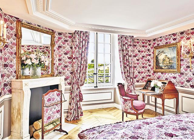 The suites of the hotel in the Palace of Versailles recreate the historic furnishing, mood and design of the monarchy. (ARIELLES) The suites of the hotel in the Palace of Versailles recreate the historic furnishing, mood and design of the monarchy. (ARIELLES)