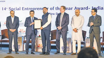 (L-R) Shyam S Bhartia, founder and chairman of Jubilant Bhartia Group, G20 Sherpa Amitabh Kant, winner Shuchin Bajaj, World Economic Forum president Borge Brende, Hari S Bhartia, founder and co-chairman of Jubilant Bhartia Group, and Schwab Foundation for Social Entrepreneurship director Francois Bonnici on Friday. (Raj K Raj/HT photo)
