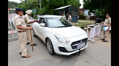 Chandigarh police and Panjab University security staff checking vehicles at the varsity’s entry gate on Thursday. (Ravi Kumar/HT ) Chandigarh police and Panjab University security staff checking vehicles at the varsity’s entry gate on Thursday. (Ravi Kumar/HT )