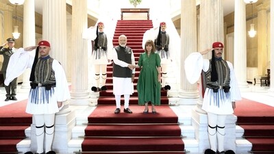 Greek President Katerina Sakellaroupoulou welcomes PM Modi at the Presidential Palace in Athens, Greece. (REUTERS)