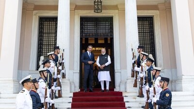 PM Modi met his Greek counterpart Kyriakos Mitsotakis with whom he will discuss ways to further deepen the ties between the two nations.&nbsp;&nbsp; (Bloomberg)