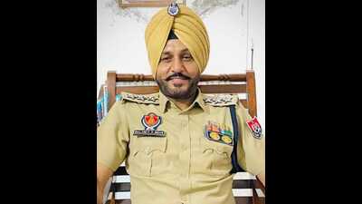 Punjab Vigilance Bureau sleuths arrested Baljeet Singh Brar, a deputy superintendent of police (DSP) posted in Bathinda’s Maur sub-division, red-handed while accepting a bribe of ₹30,000. (HT Photo) Punjab Vigilance Bureau sleuths arrested Baljeet Singh Brar, a deputy superintendent of police (DSP) posted in Bathinda’s Maur sub-division, red-handed while accepting a bribe of ₹30,000. (HT Photo)