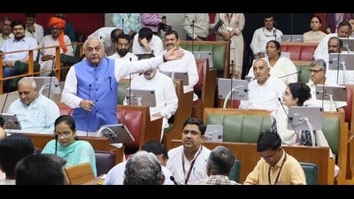 The Parivar Pehchan Patra (PPP), the flagship programme that chief minister Manohar Lal Khattar has been implementing despite stiff opposition, was at the center of Congress’ renewed offensive on Friday in the assembly. “This PPP is actually a permanent pareshani patra,” quipped Bhupinder Singh Hooda, Congress Legislature Party (CLP) leader, after Rohtak MLA Bharat Bhushan Batra raised the matter. (Keshav Singh/HT)