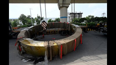 Three cranes, including a 100 tonne hydraulic crane were damaged while lifting the ring. (Sunil Ghosh/HT Photo) Three cranes, including a 100 tonne hydraulic crane were damaged while lifting the ring. (Sunil Ghosh/HT Photo)