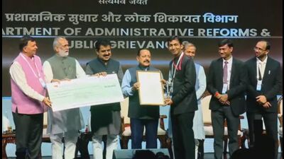 Union minister Jitendra Singh presenting the award to shrine board CEO Anshul Garg. (HT Photo)