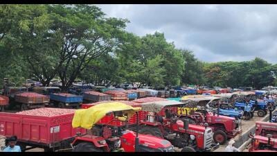 While traders in Nashik resumed auction of onions, farmers continued their protest on Friday over low purchase price of their produce with Pune APMC extending support. (HT) While traders in Nashik resumed auction of onions, farmers continued their protest on Friday over low purchase price of their produce with Pune APMC extending support. (HT)