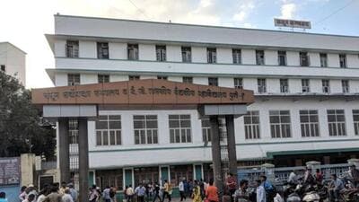With around 400 beds kept non-operational in PMC hospitals due to shortage of staff and facilities, patients are thronging the Sassoon General Hospital (SGH). (HT FILE) With around 400 beds kept non-operational in PMC hospitals due to shortage of staff and facilities, patients are thronging the Sassoon General Hospital (SGH). (HT FILE)