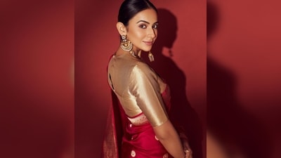 Rakul Preet paired her saree with a half-sleeved golden tissue silk round-neck blouse. (Instagram/@rakulpreet) Rakul Preet paired her saree with a half-sleeved golden tissue silk round-neck blouse. (Instagram/@rakulpreet)