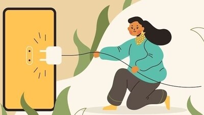 Unplug: Avoid devices and blue light after 8:30-9 pm that can disturb natural rhythms. (Freepik) Unplug: Avoid devices and blue light after 8:30-9 pm that can disturb natural rhythms. (Freepik)