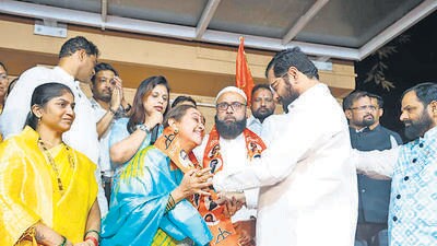 8 former Congress, Sena(UBT) corporators move to Shinde’s camp 8 former Congress, Sena(UBT) corporators move to Shinde’s camp