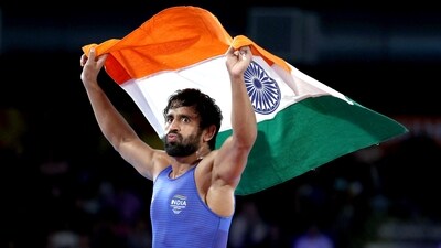 India top wrestler Bajrang Punia with the national flag. (Commonwealth Sport Twitter) India top wrestler Bajrang Punia with the national flag. (Commonwealth Sport Twitter)