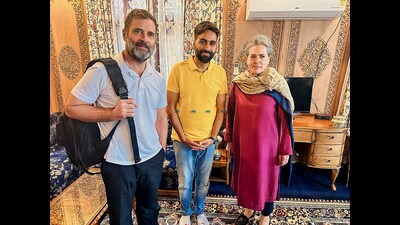 Congress leaders Sonia Gandhi and Rahul Gandhi in a houseboat at Nageen Lake in Srinagar on Saturday. (ANI Photo) (ANI) Congress leaders Sonia Gandhi and Rahul Gandhi in a houseboat at Nageen Lake in Srinagar on Saturday. (ANI Photo) (ANI)