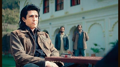 Gulshan Devaiah as Chaar-Cut Atmaram in Guns and Gulaabs. He’s an eccentric killer who ends each victim in exactly four slashes. Gulshan Devaiah as Chaar-Cut Atmaram in Guns and Gulaabs. He’s an eccentric killer who ends each victim in exactly four slashes.