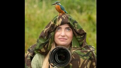 Wildlife photographer Sophie Luby with a kingfisher. (Photo: Sophie Luby Instagram)