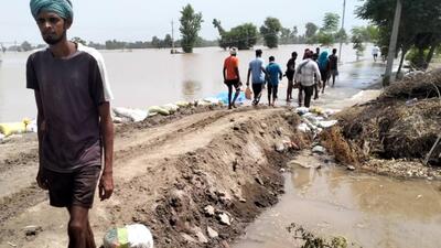 With flood waters receding in the border villages of Fazilka, the administration is working to restore the damaged roads. (Sanjeev Kumar/HT)