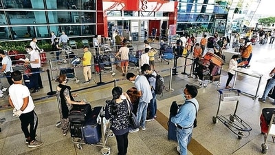 Passengers queue up at the Delhi airport. (Vipin Kumar/HT Photo)