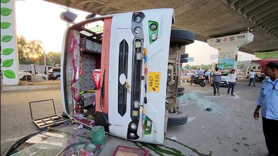 A bus carrying Maruti Suzuki employees fell on its side, injuring several passengers, after a speeding truck rammed it early Saturday morning near Vatika Chowk in Gurugram. (Parveen Kumar/HT Photo)