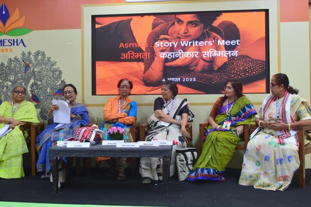 At a discussion on the story. (Unmesha Festival) At a discussion on the story. (Unmesha Festival)