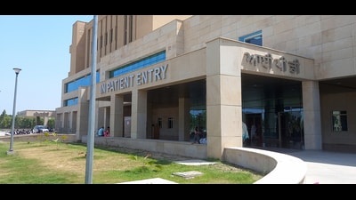 According to officials, doctors are attending 60 trauma patients daily at the central institute. (Sanjeev Kumar/HT) According to officials, doctors are attending 60 trauma patients daily at the central institute. (Sanjeev Kumar/HT)