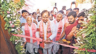 Nagpur: Telangana Chief Minister K Chandrasekhar Rao inaugurates a new Bharat Rashtra Samithi (BRS) party office, in Nagpur, Thursday, June 15, 2023. (PTI Photo) (PTI06_15_2023_000221A) (PTI) Nagpur: Telangana Chief Minister K Chandrasekhar Rao inaugurates a new Bharat Rashtra Samithi (BRS) party office, in Nagpur, Thursday, June 15, 2023. (PTI Photo) (PTI06_15_2023_000221A) (PTI)