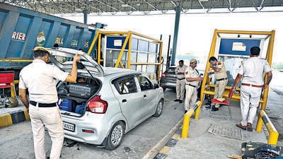 Police personnel checking vehicles going towards Nuh at the Ghamroj toll plaza. (Parveen Kumar/HT Photo) Police personnel checking vehicles going towards Nuh at the Ghamroj toll plaza. (Parveen Kumar/HT Photo)