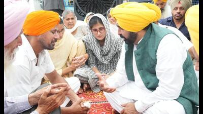 Punjab chief minister Bhagwant Mann on Sunday handed over cheques for  ₹1 crore each as financial assistance to family members of two armymen killed in a road accident in Ladakh Leh on August 19.