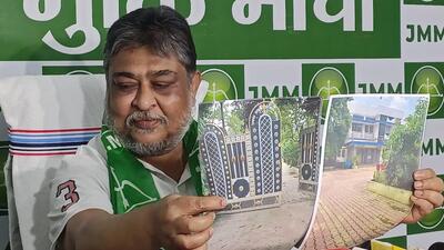 The JMM released photos of an unidentified building, challenging state BJP president Babulal Marandi to clarify his connection (HT Photo) The JMM released photos of an unidentified building, challenging state BJP president Babulal Marandi to clarify his connection (HT Photo)