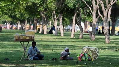 Vendors on a hot summer day at Kartavya path in Delhi on Tuesday. (Vipin Kumar) Vendors on a hot summer day at Kartavya path in Delhi on Tuesday. (Vipin Kumar)