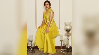 With the assistance of celebrity make-up artist Samidha Wangnoo, Nushrratt accessorised her look with a pair of statement green and red emerald earrings, rings adorning her fingers and a pair of nude heels. (Instagram/@nushrrattbharuccha )